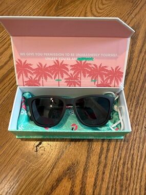 NIB goodr Adult OG A Unicorn’s Calamity Plastic Recycle Sunglasses in Black
